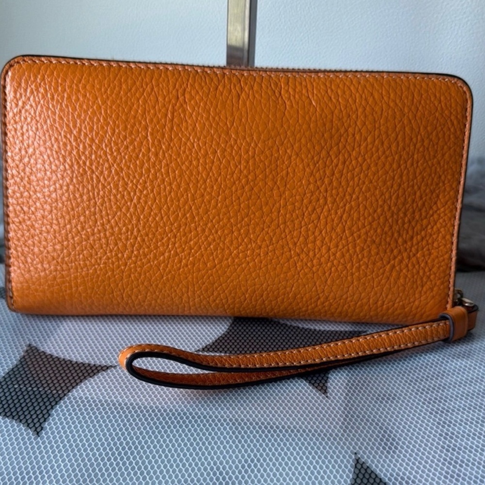 ✨💎EUC💎✨COACH PEBBLED LEATHER LARGE WRISTLET! - Picture 4 of 10